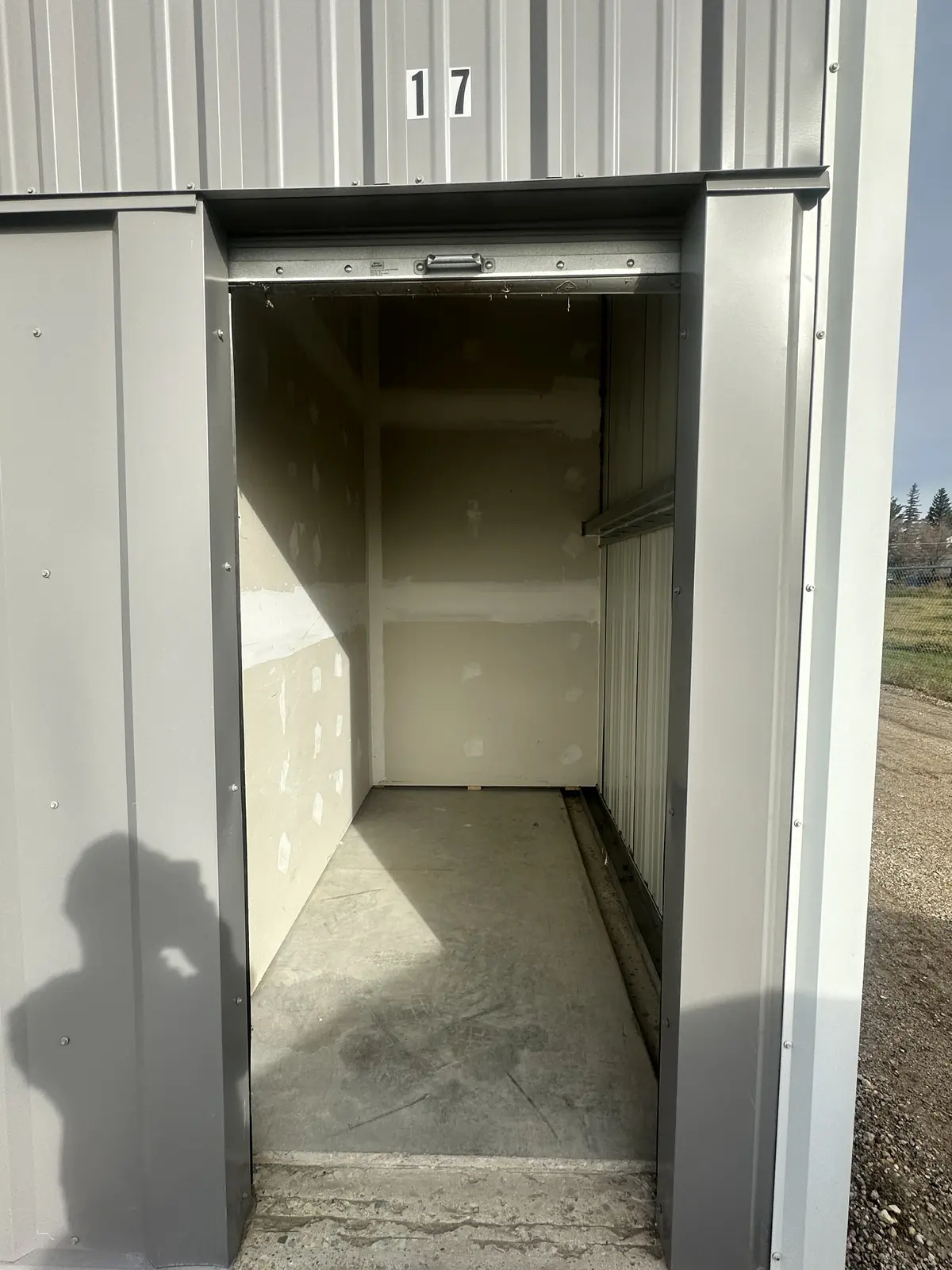 Open storage bay