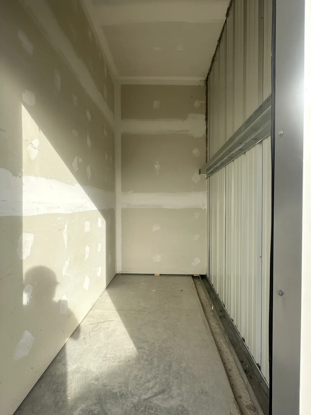 Open storage bay